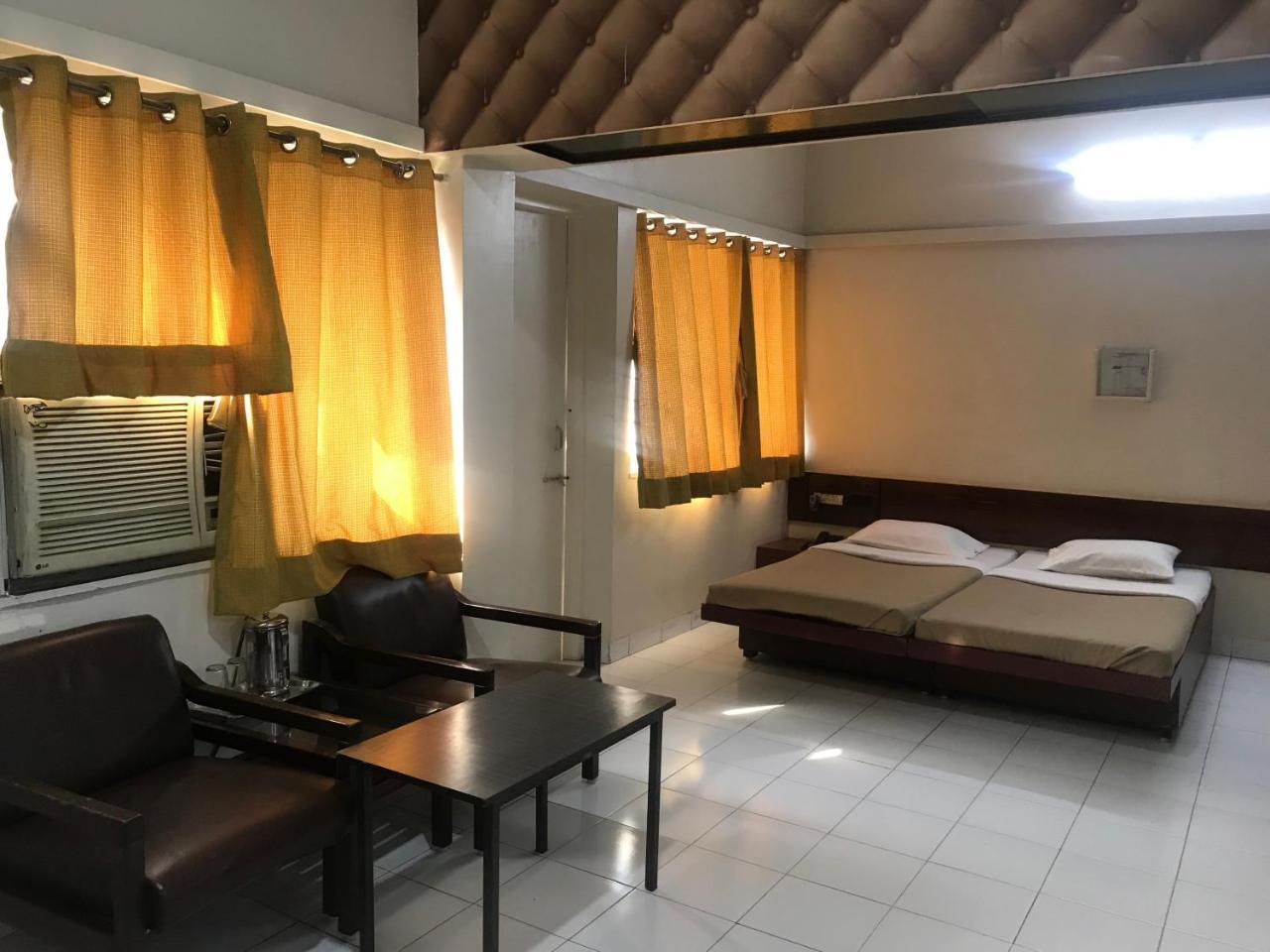 Maurya Residency Hotel Пюн Екстериор снимка