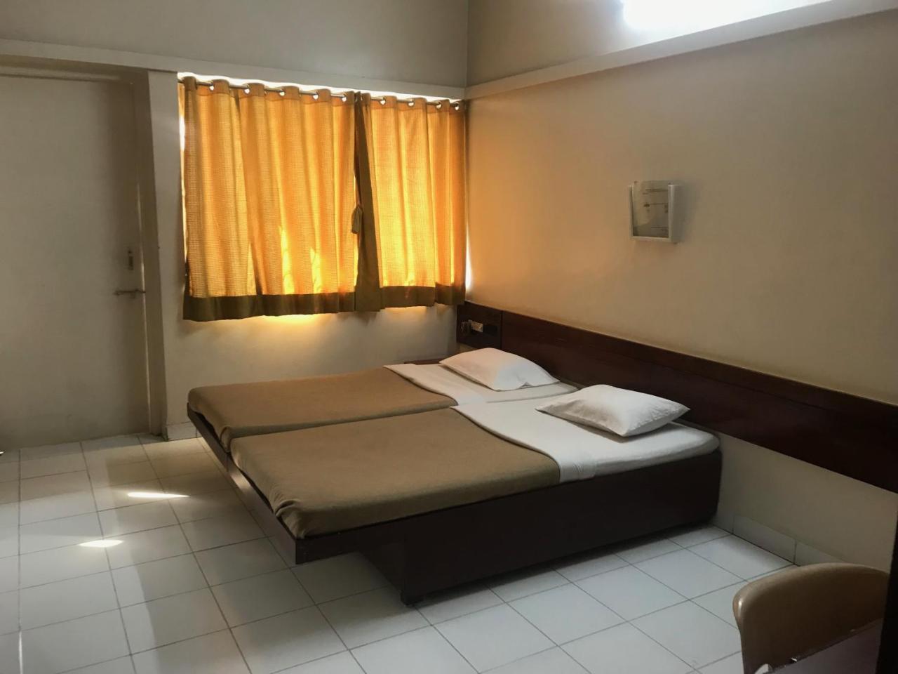 Maurya Residency Hotel Пюн Екстериор снимка